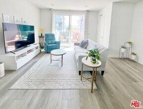 2927 1/2 Denby Ave in Los Angeles, CA - Building Photo - Building Photo
