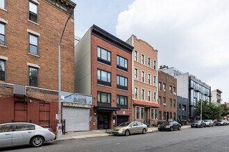 Maujer Place in Brooklyn, NY - Building Photo - Building Photo