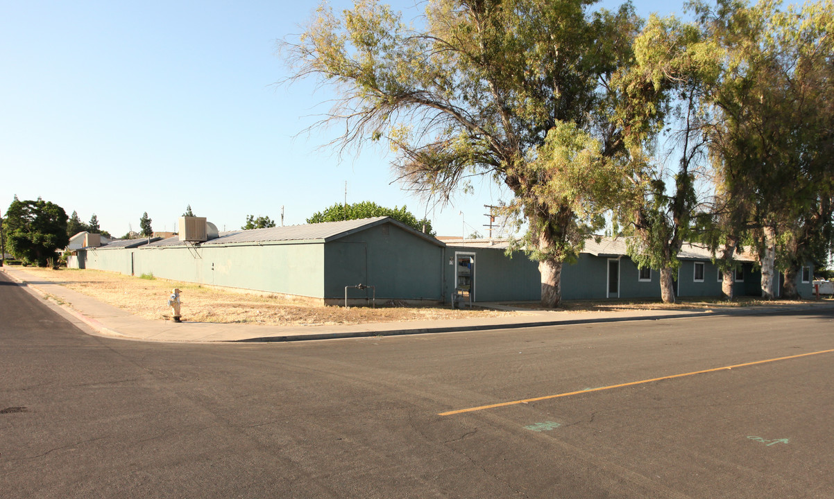 638 W Kern St in Dinuba, CA - Foto de edificio