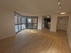 33 W Delaware Pl, Unit 11B in Chicago, IL - Foto de edificio - Building Photo