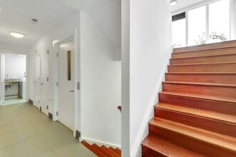 22 Vela Way in Edgewater, NJ - Building Photo - Building Photo