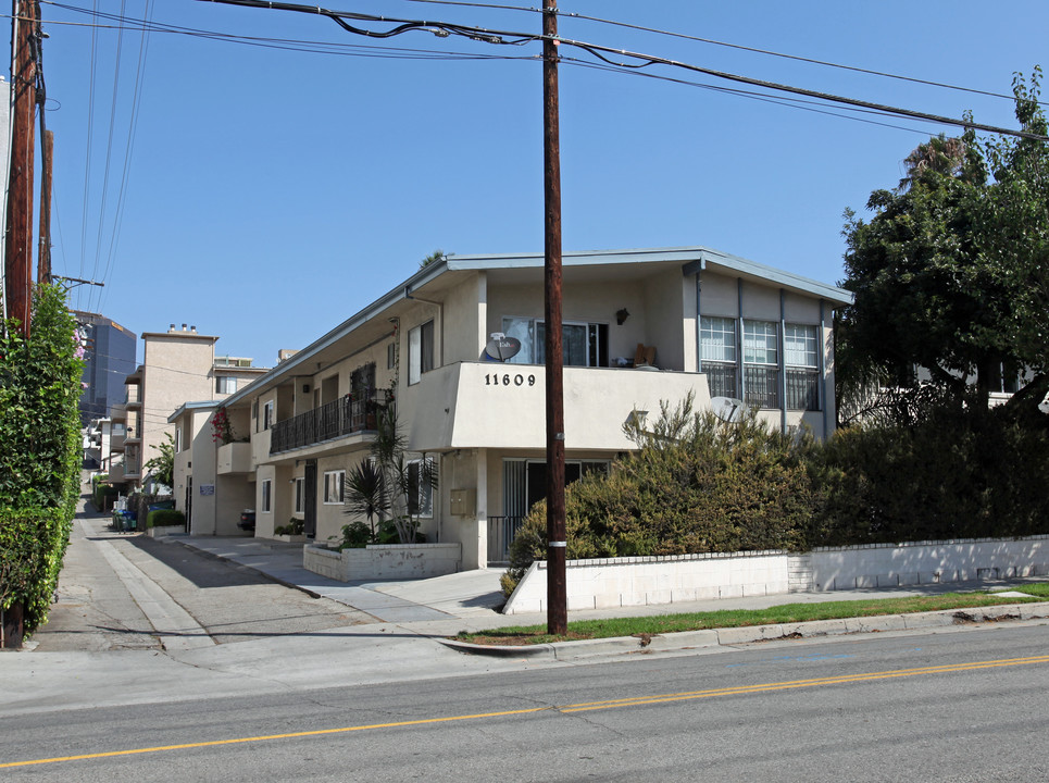 11609 Ohio Ave in Los Angeles, CA - Building Photo