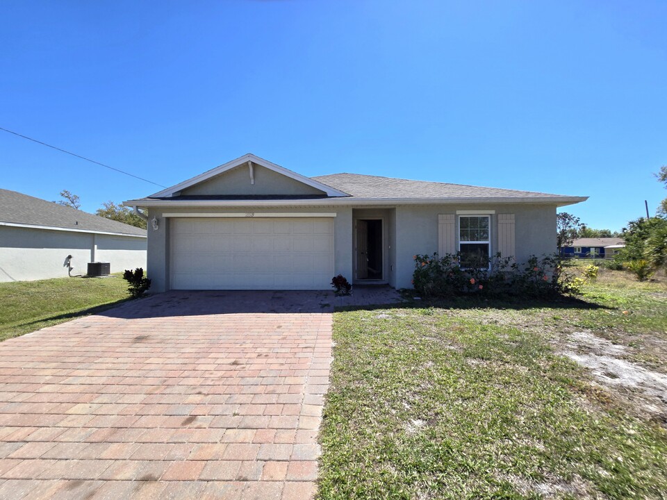 21519 Dranson Ave in Port Charlotte, FL - Building Photo