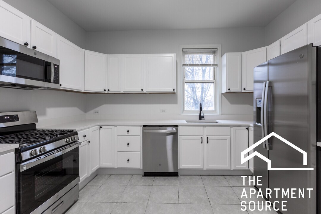 2702 W George St in Chicago, IL - Building Photo