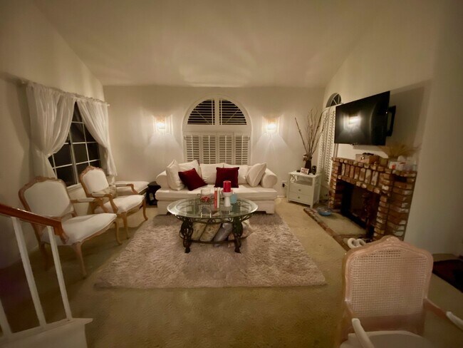 124 Alicante Aisle in Irvine, CA - Foto de edificio - Building Photo