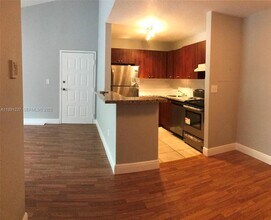 7135 NW 179th St, Unit 302 in Hialeah, FL - Foto de edificio - Building Photo