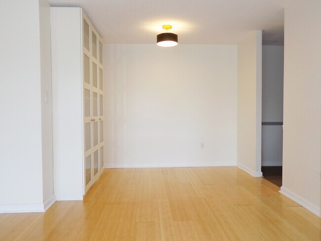 4600 S Four Mile Run Dr, Unit 819 in Arlington, VA - Building Photo - Building Photo