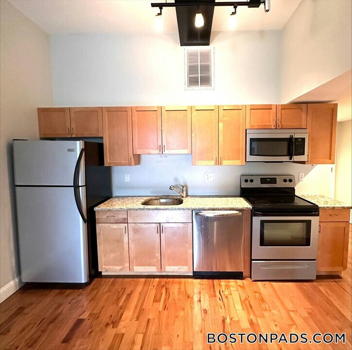 26 Portland St in Worcester, MA - Building Photo