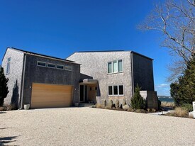 495 N Parish Dr in Southold, NY - Building Photo