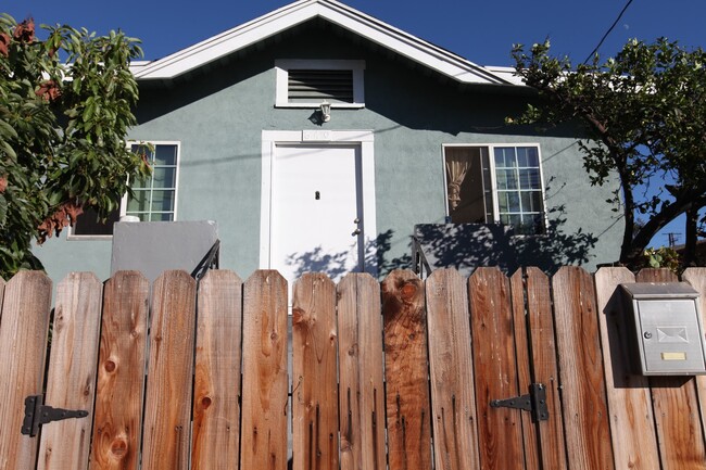 640 S Mott St in Los Angeles, CA - Building Photo - Building Photo