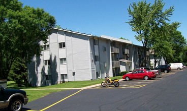 Lincoln Manor Apartments in Bettendorf, IA - Building Photo - Building Photo