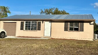 1218 Sultana St in Port Charlotte, FL - Building Photo