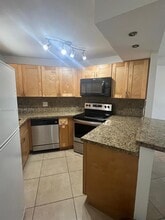 8333 Lake Dr in Doral, FL - Building Photo - Building Photo