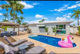 2424 NE 18th Ave in Wilton Manors, FL - Building Photo - Building Photo