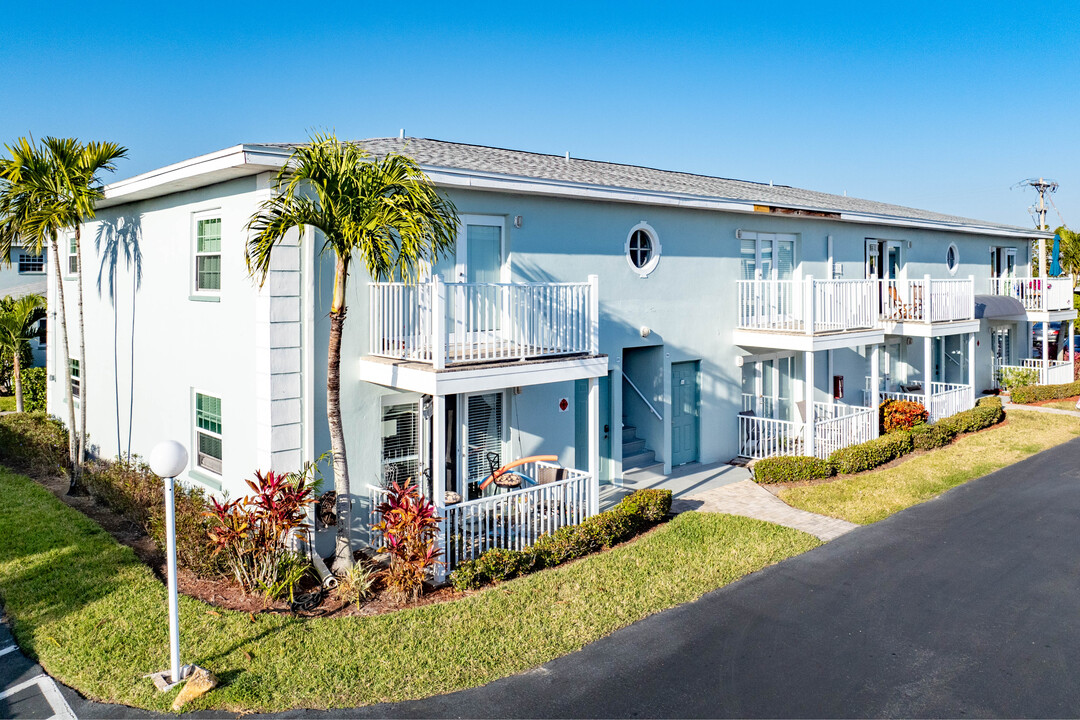 Palms at Waters Edge in North Fort Myers, FL - Foto de edificio