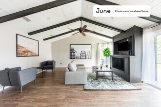 Private bedroom in 3 bed/2 bath Home in Austin, TX - Building Photo - Building Photo