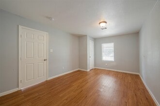 5619 Willow Glen Dr in Houston, TX - Building Photo - Building Photo