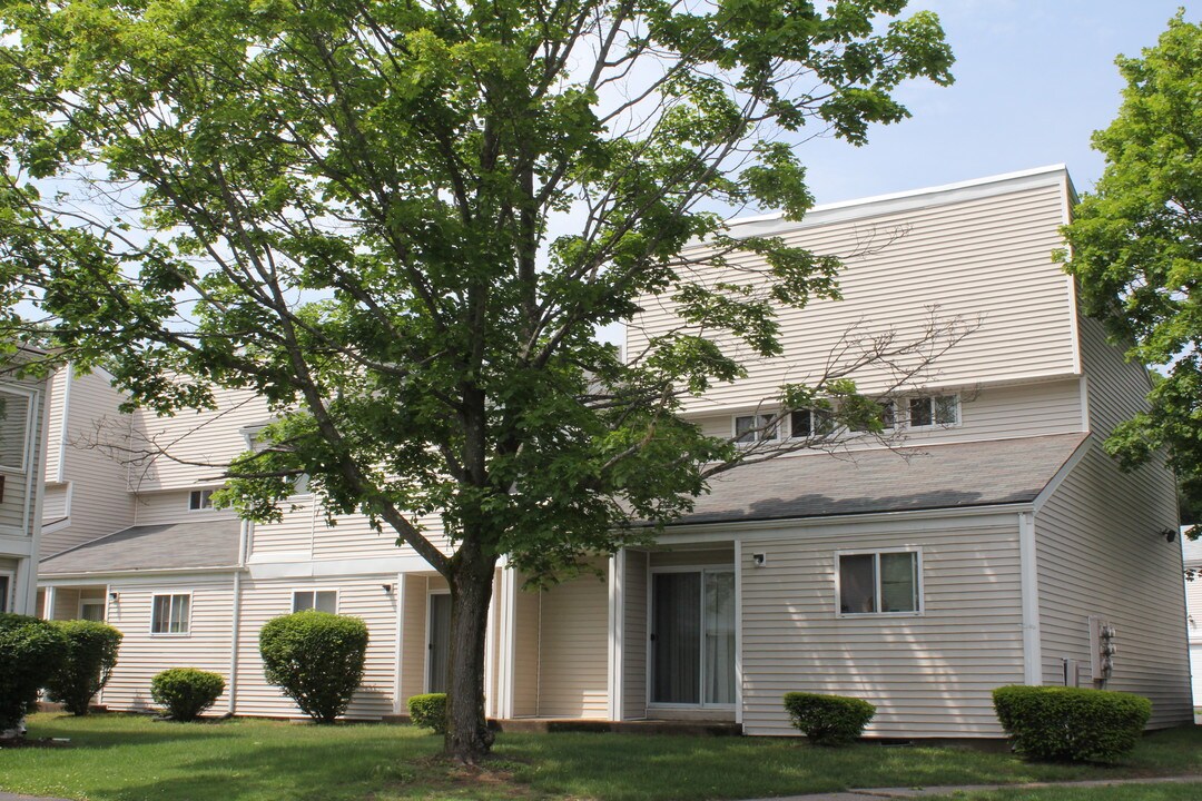 Windsor Crossing in Bloomfield, CT - Foto de edificio