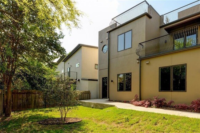 property at 206 E Live Oak St