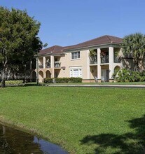 2452 Centergate Dr in Miramar, FL - Foto de edificio - Building Photo