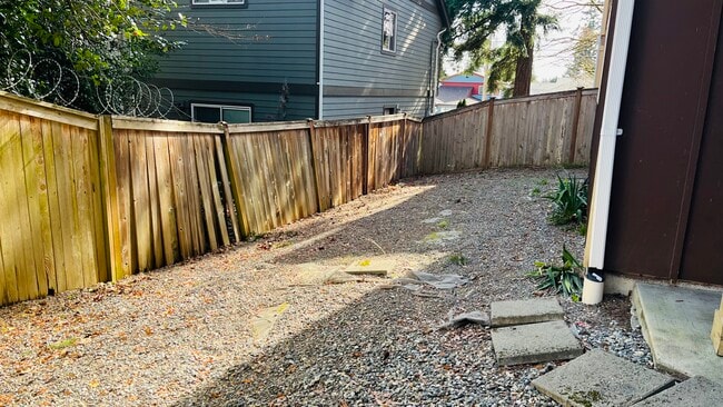 13710 Burke Ave N in Seattle, WA - Building Photo - Building Photo