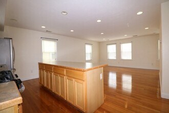 76 Seaver St, Unit 2 in Boston, MA - Foto de edificio - Building Photo