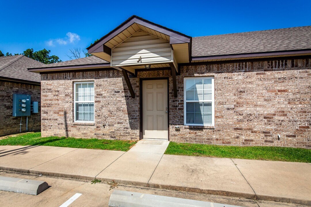 72 Hummingbird Ln in Cabot, AR - Building Photo