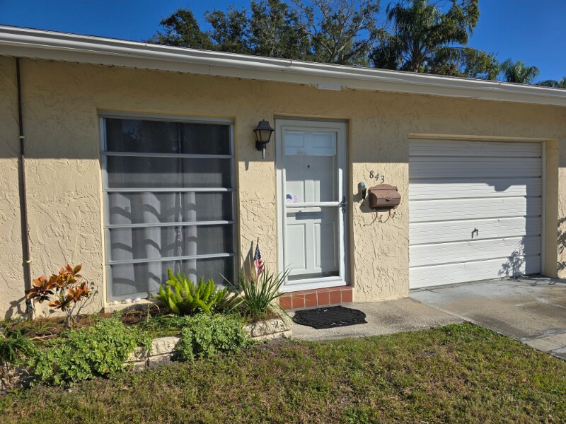 843 Cambridge Ct in Dunedin, FL - Foto de edificio
