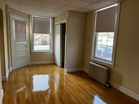 295 Nahant Rd in Nahant, MA - Building Photo