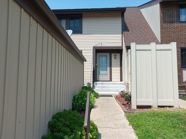 6106 Persimmon Tree Ct in Englewood, OH - Building Photo - Building Photo