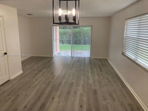 6778 Sienna Club Dr in Lauderhill, FL - Foto de edificio - Building Photo