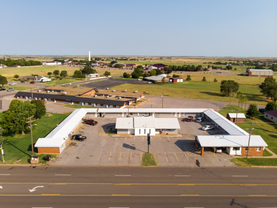 611 NE Highway 66 in Sayre, OK - Building Photo