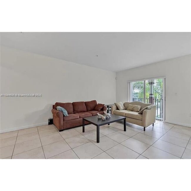 10620 NW 88th St in Doral, FL - Foto de edificio - Building Photo