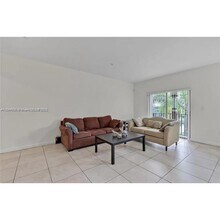 10620 NW 88th St in Doral, FL - Foto de edificio - Building Photo