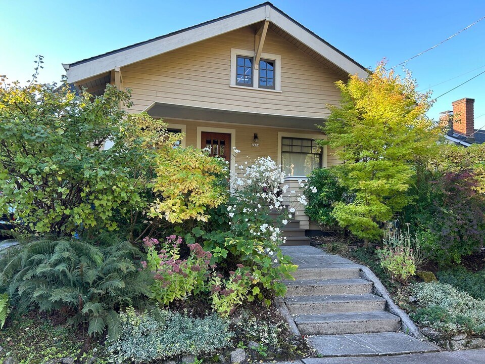 2404 SE Brooklyn St in Portland, OR - Building Photo