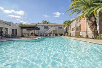 Lakeshore Apartments in Houston, TX - Building Photo - Building Photo