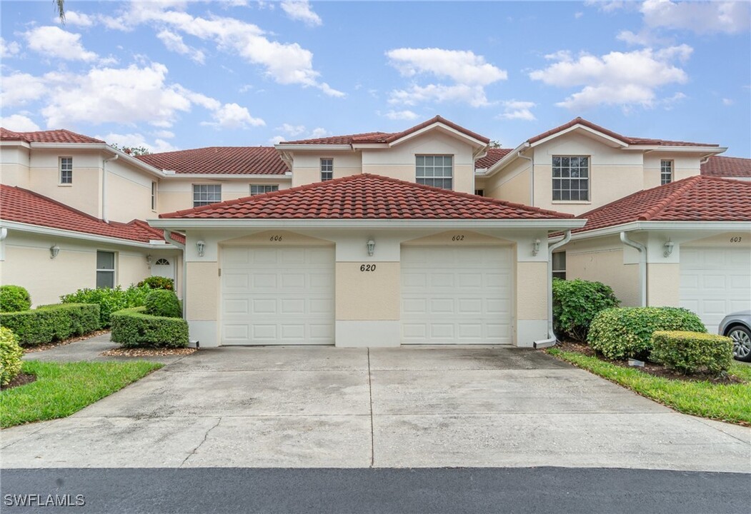 620 Lalique Cir in Naples, FL - Building Photo