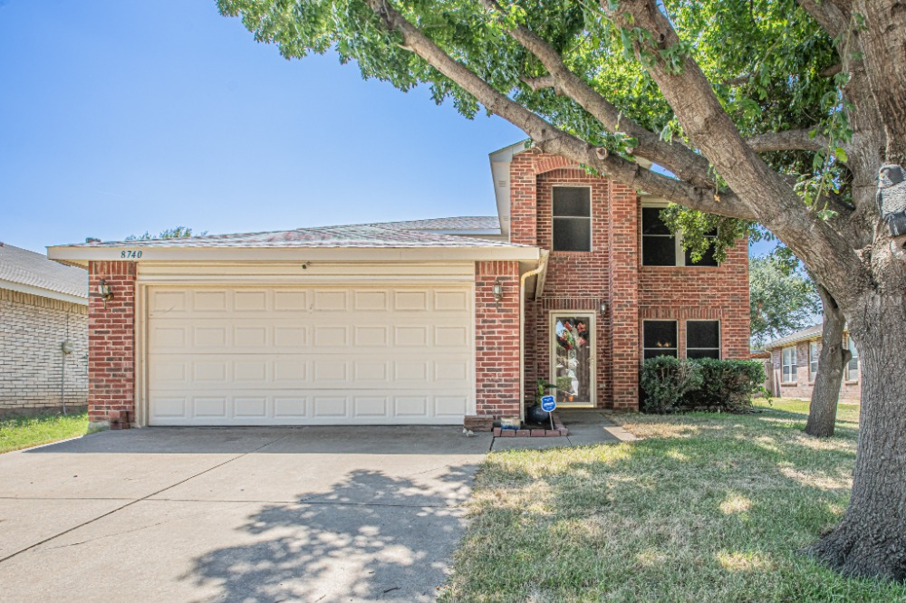 8740 Fox Meadow Way in Fort Worth, TX - Building Photo