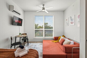 596 W 9th St in Dallas, TX - Foto de edificio - Building Photo