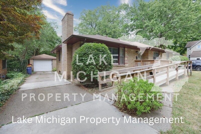 1615 Plymouth Ave SE in Grand Rapids, MI - Building Photo