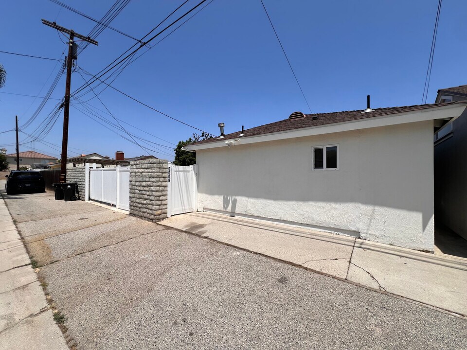 9009 Monogram Ave in North Hills, CA - Building Photo