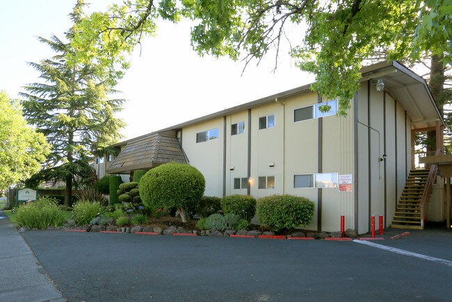 Redwood Garden Apartments in Santa Rosa, CA - Building Photo - Building Photo