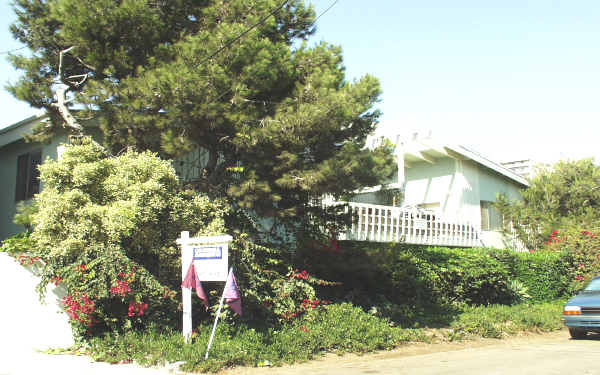 125 Eastwind St in Marina Del Rey, CA - Foto de edificio - Building Photo