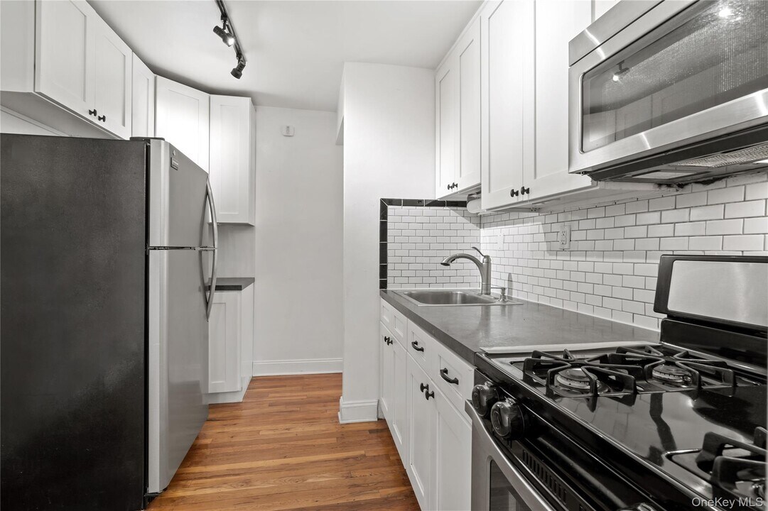 102-32 65th Ave in Queens, NY - Building Photo