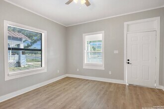 2209 N Flores St in San Antonio, TX - Foto de edificio - Building Photo
