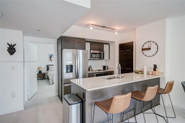500 Brickell Ave, Unit 3807 in Miami, FL - Building Photo - Building Photo