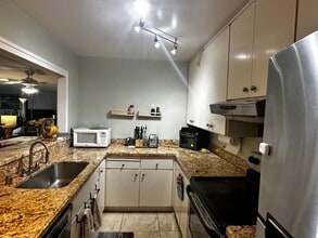 932 Peninsula Ave, Unit 404 in San Mateo, CA - Foto de edificio - Building Photo