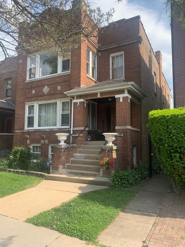 property at 4935 W Cornelia Ave