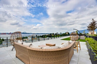 422 E 3rd St in North Vancouver, BC - Building Photo - Building Photo