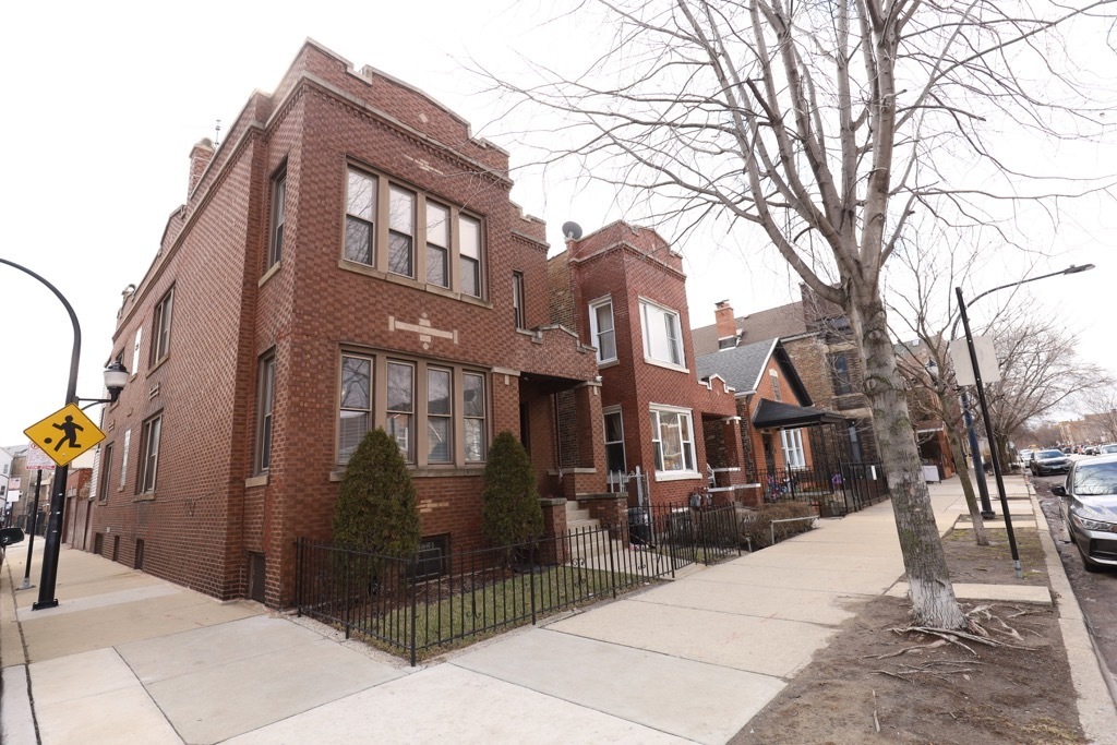 2039 W 23rd St-Unit -1 in Chicago, IL - Building Photo